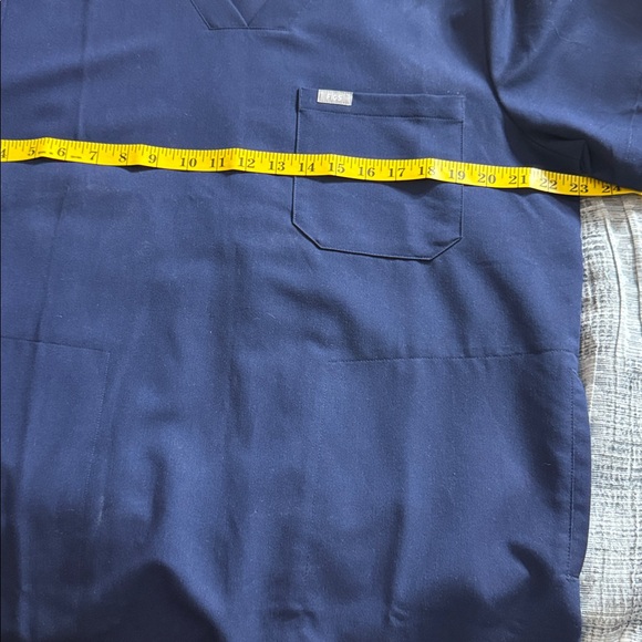 Figs Technical Collection Navy 3 Pocket Scrub Top V-Neck Large - Picture 7 of 9